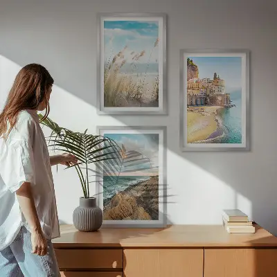 Sada 3 obrazů krajiny s pláží, útesy a městem