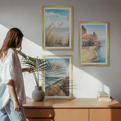 Sada 3 obrazů krajiny s pláží, útesy a městem