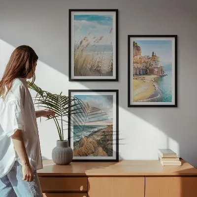 Sada 3 obrazů krajiny s pláží, útesy a městem