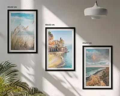 Sada 3 obrazů krajiny s pláží, útesy a městem