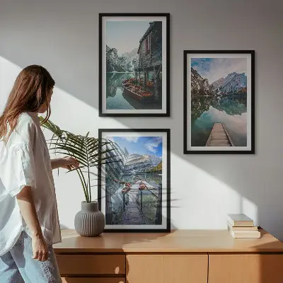 Sada obrazů do obývacího pokoje dřevěné lodě na horském jezeře