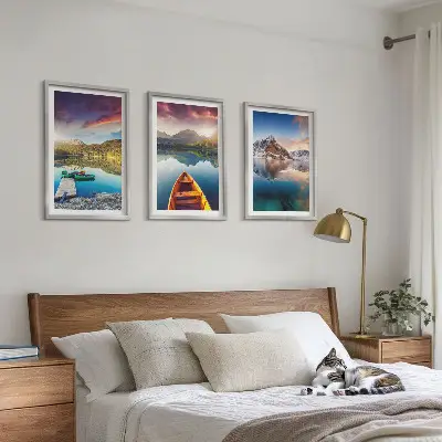 Sada obrazů do obývacího pokoje s motivem jezer, hor a lodi v klidné atmosféře