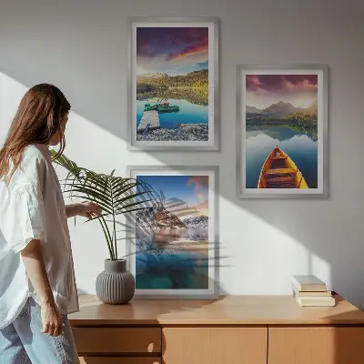 Sada obrazů do obývacího pokoje s motivem jezer, hor a lodi v klidné atmosféře