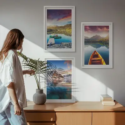 Sada obrazů do obývacího pokoje s motivem jezer, hor a lodi v klidné atmosféře