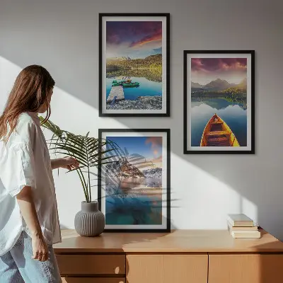 Sada obrazů do obývacího pokoje s motivem jezer, hor a lodi v klidné atmosféře