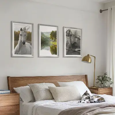 Sada 3 obrazů bílí koně v říční přírodě