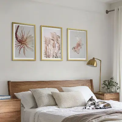Sada obrazů na zeď tráva a květiny na světlém pozadí