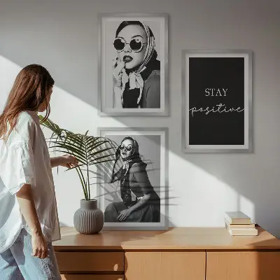 Sada obrazů do obývacího pokoje se stylovými portréty žen s brýlemi