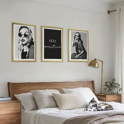 Sada obrazů do obývacího pokoje se stylovými portréty žen s brýlemi