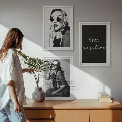 Sada obrazů do obývacího pokoje se stylovými portréty žen s brýlemi