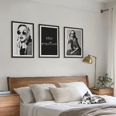 Sada obrazů do obývacího pokoje se stylovými portréty žen s brýlemi