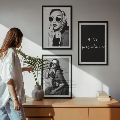 Sada obrazů do obývacího pokoje se stylovými portréty žen s brýlemi