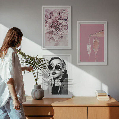 Sada 3 obrazů Růžové květy a elegantní dáma