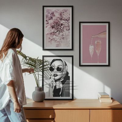 Sada 3 obrazů Růžové květy a elegantní dáma