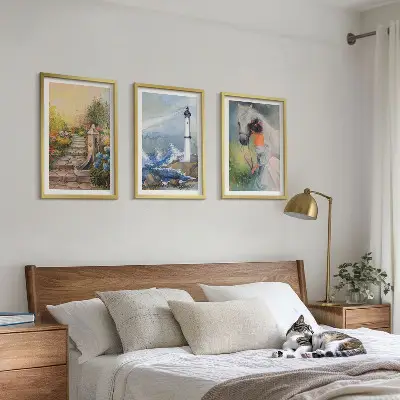 Sada obrazů do obývacího pokoje s motivem scenérie s majákem, koněm a dívkou