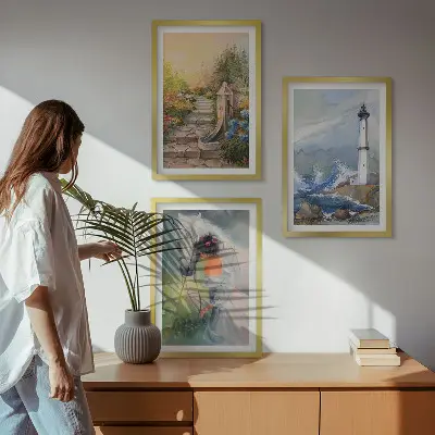 Sada obrazů do obývacího pokoje s motivem scenérie s majákem, koněm a dívkou