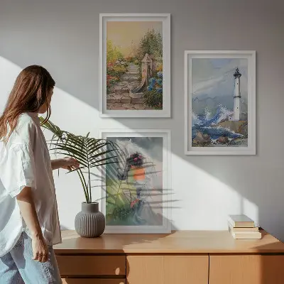 Sada obrazů do obývacího pokoje s motivem scenérie s majákem, koněm a dívkou