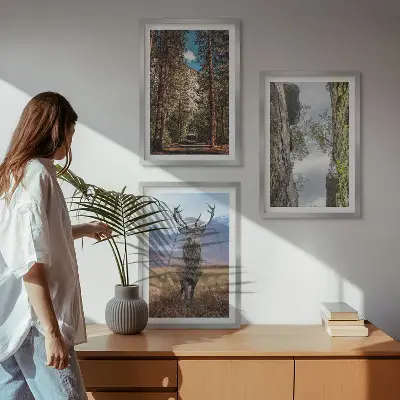Sada 3 obrazů silnice v lese s horami a jelenem
