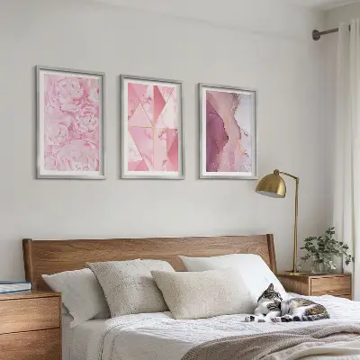 Sada obrazů do obývacího pokoje růžové geometrické pivoňky