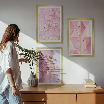 Sada obrazů do obývacího pokoje růžové geometrické pivoňky