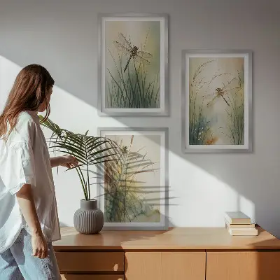 Sada obrazů do obývacího pokoje vážky a trávy nad vodní hladinou