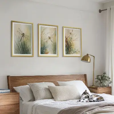 Sada obrazů do obývacího pokoje vážky a trávy nad vodní hladinou