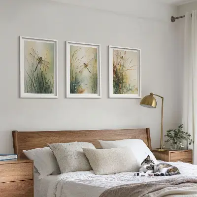 Sada obrazů do obývacího pokoje vážky a trávy nad vodní hladinou