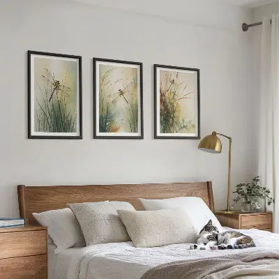 Sada obrazů do obývacího pokoje vážky a trávy nad vodní hladinou