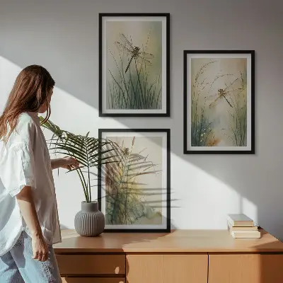 Sada obrazů do obývacího pokoje vážky a trávy nad vodní hladinou