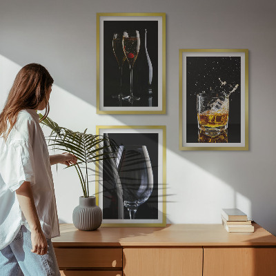 Sada 3 obrazů Sklenice vína a whisky na černém pozadí