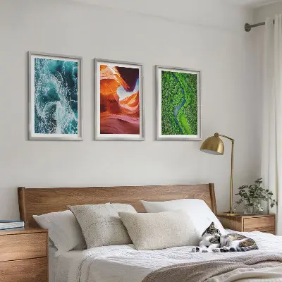 Sada obrazů do obývacího pokoje pohyb vody v kaňonu se zeleným lesem