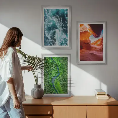 Sada obrazů do obývacího pokoje pohyb vody v kaňonu se zeleným lesem