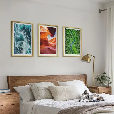 Sada obrazů do obývacího pokoje pohyb vody v kaňonu se zeleným lesem