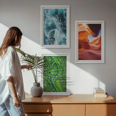 Sada obrazů do obývacího pokoje pohyb vody v kaňonu se zeleným lesem