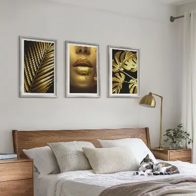 Sada obrazů do obývacího pokoje ústa ženy s listem monstery