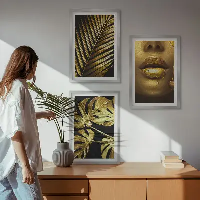 Sada obrazů do obývacího pokoje ústa ženy s listem monstery