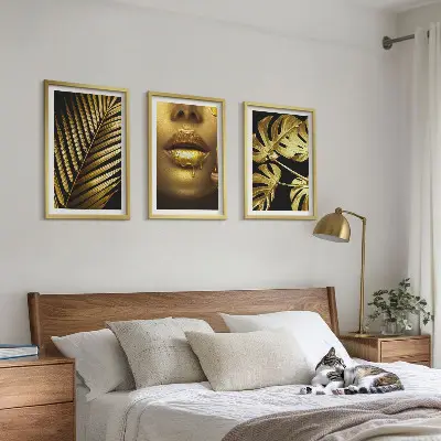 Sada obrazů do obývacího pokoje ústa ženy s listem monstery