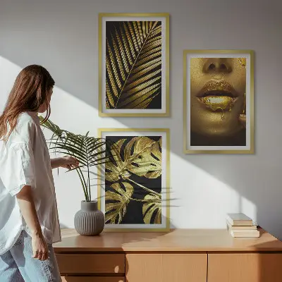 Sada obrazů do obývacího pokoje ústa ženy s listem monstery