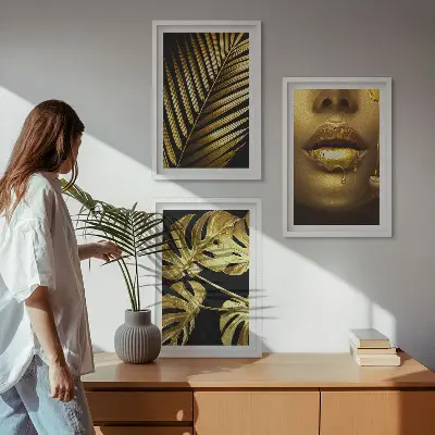 Sada obrazů do obývacího pokoje ústa ženy s listem monstery