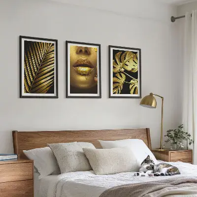 Sada obrazů do obývacího pokoje ústa ženy s listem monstery