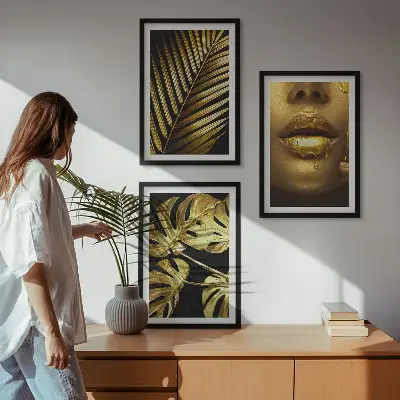 Sada obrazů do obývacího pokoje ústa ženy s listem monstery