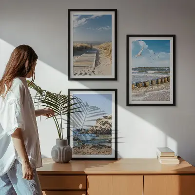 Sada obrazů do obývacího pokoje dřevěná cesta na pláži s útesy