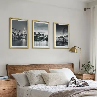 Kompozice obrazů na stěnu mosty s městskou architekturou v šedých odstínech