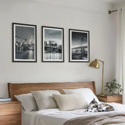 Kompozice obrazů na stěnu mosty s městskou architekturou v šedých odstínech