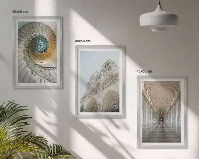 Sada 3 obrazů točité schodiště na průčelí katedrály