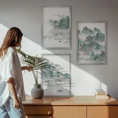 Sada obrazů do obývacího pokoje s motivem hor, mraků, ptáků a lodi ve stylu japandi