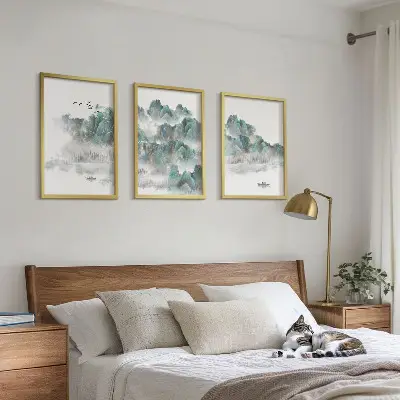 Sada obrazů do obývacího pokoje s motivem hor, mraků, ptáků a lodi ve stylu japandi