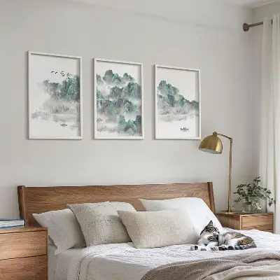 Sada obrazů do obývacího pokoje s motivem hor, mraků, ptáků a lodi ve stylu japandi