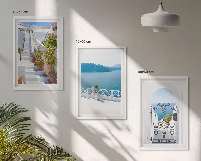 Sada obrazů do obývacího pokoje bílé schody s rostlinami a výhledem na mořskou bránu