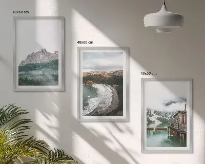 Sada 3 obrazů dřevěný dům na horské pláži